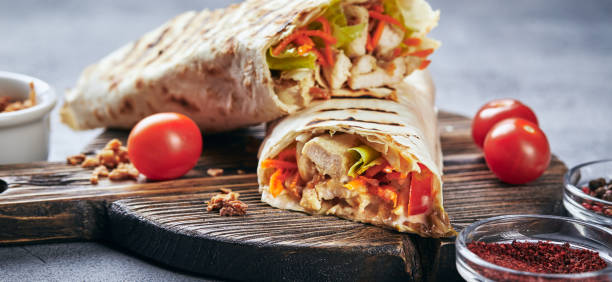 ソースと東洋の伝統的なシャワルマ - sandwich food lunch chicken ストックフォトと画像