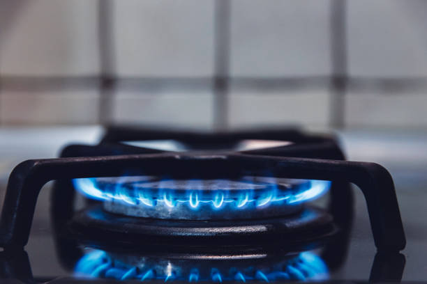 vue latérale, flamme de poêle à gaz de plan rapproché - natural gas gas burner flame photos et images de collection