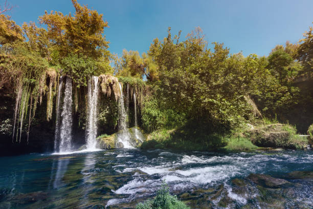 верхний водопад дюден является уникальным природным чудом недалеко от центра анталии. золотой мягкий свет в начале осени в турции - waterfall antalya turkey forest стоковые фото и изображения