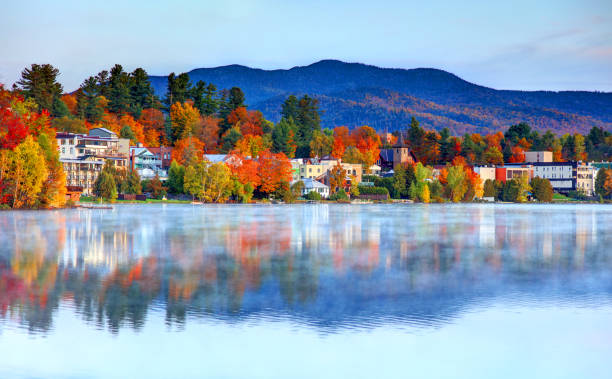 秋 の レイク プラシッド (ニューヨーク) - adirondack mountains ストックフォトと画像