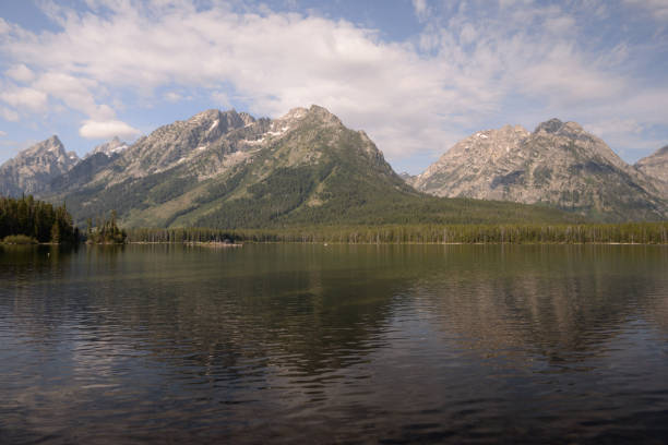 lago leigh no parque nacional grand teton - nature reflection grand teton teton range - fotografias e filmes do acervo