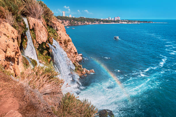 la pintoresca y poderosa cascada de duden, un arroyo de agua se rompe desde un acantilado alto - este es un lugar muy popular para los turistas y una tarjeta de visita de antalya y turquía - europe high angle view waterfall water fotografías e imágenes de stock