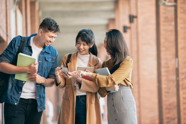 studente universitario torna a scuola - japanese ethnicity college student student asian ethnicity foto e immagini stock