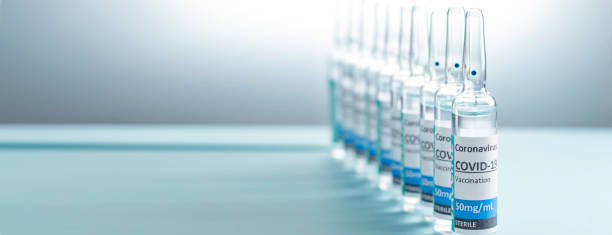 Banner with Covid-19 Corona Virus 2019-ncov vaccine vials medicine drug bottles syringe injection blue nitrile surgical gloves. Vaccination, immunization, treatment to cure Covid 19 Corona Concept banner covid-19 corona virus 2019-ncov viales de la vacuna medicamentos botellas de medicamentos de la jeringa de la inyección de nitrilo azul guantes quirúrgicos. vacunación, inmunización, tratamiento para curar la infección por el virus covid 19 cor