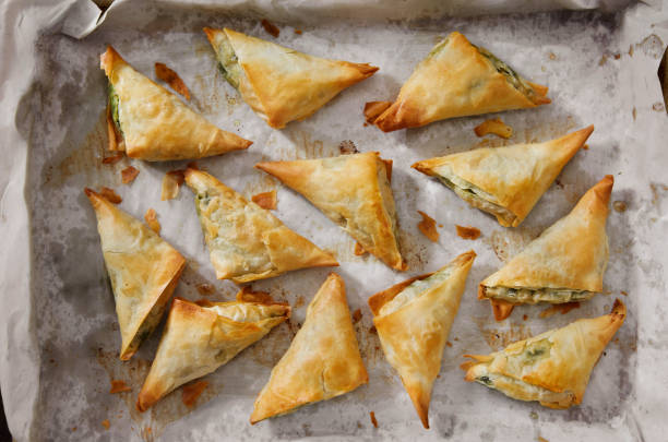 spanakopita - filo pastry stock-fotos und bilder