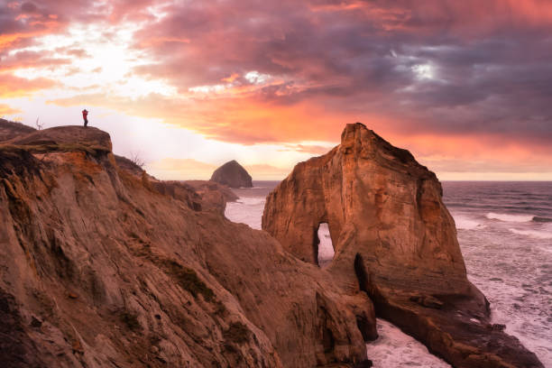 fotograf robi zdjęcia pięknego morza - cape kiwanda state park zdjęcia i obrazy z banku zdjęć