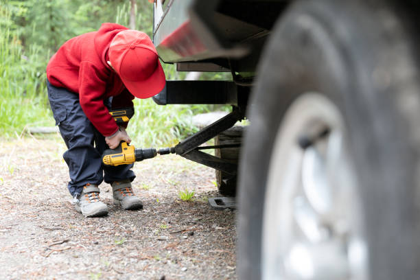 little boy wdrażanie stabilizator przyczepy camper na campground w lecie w parku narodowym jasper - class a motorhome zdjęcia i obrazy z banku zdjęć