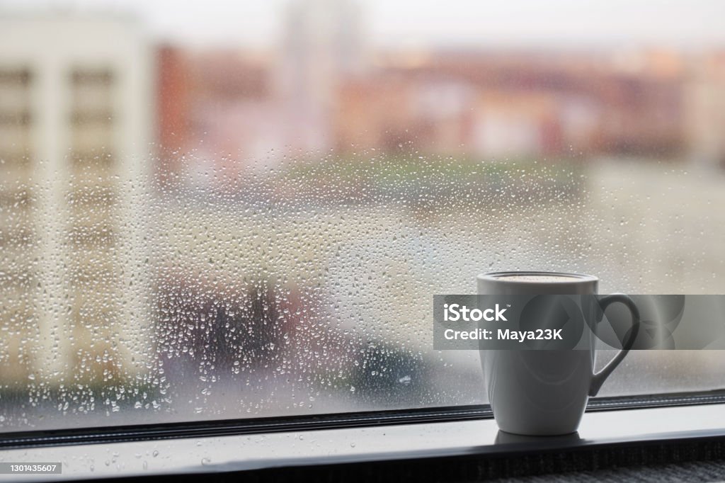 유리에 빗방울창턱에 커피 한 잔 비에 대한 스톡 사진 및 기타 이미지 - 비, 커피잔, 창턱 - iStock