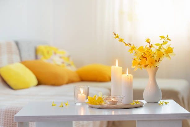 весенние цветы в вазе на современном интерьере - daffodil flower yellow vase стоковые фото и изображения