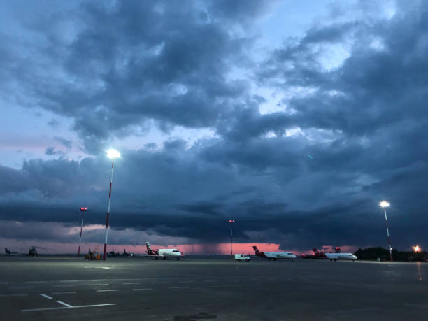 비에 공항 이륙 필드 위의 극적인 하늘 - runway airport rain wet 뉴스 사진 이미지