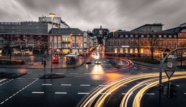 exposition de longue date du paysage urbain de flensburg avec des voitures et des ruisseaux lumineux dans l’humeur foncée - longtime photos et images de collection