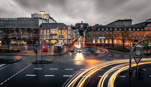давняя экспозиция городского пейзажа фленсбурга с автомобилями и световыми потоками в темном настроении - longtime стоковые фото и изображения