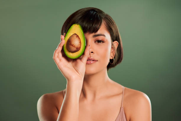 usiamo la natura per darci una bella pelle - superfood avocado fruit vegetable foto e immagini stock
