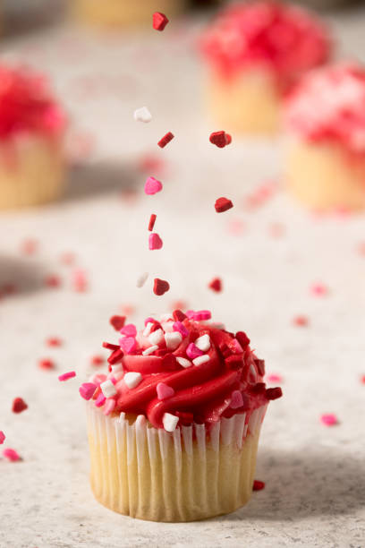 mini cupcakes zum valentinstag - muffin cake isolated small stock-fotos und bilder