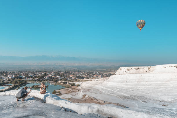 groups of tourists visit the famous pamukkale resort with white calcite baths and hot springs. excursions and tours during the corona virus epidemic - adulation organized group standing out from the crowd individuality imagens e fotografias de stock