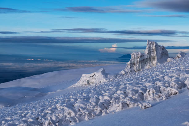 vista de tirar o fôlego de um céu e geleira sobre nuvens na montanha kilimanjaro de 5895m - o ponto mais alto do continente africano e a mais alta montanha livre do mundo. tanzânia. - 5895 - fotografias e filmes do acervo