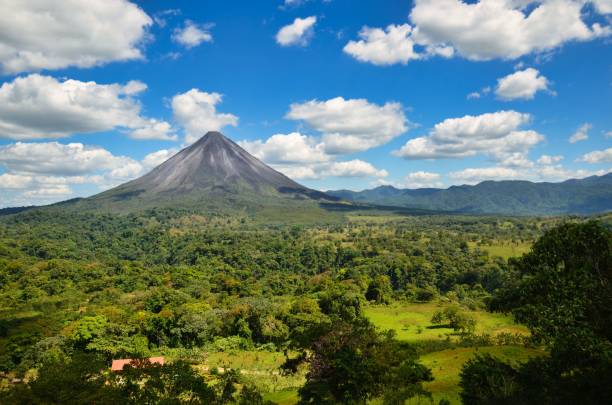 paesaggio panorama immagine dal vulcano arenal vicino alla foresta pluviale, costa rica nationalpark - tropical rainforest rainforest costa rica tree area foto e immagini stock