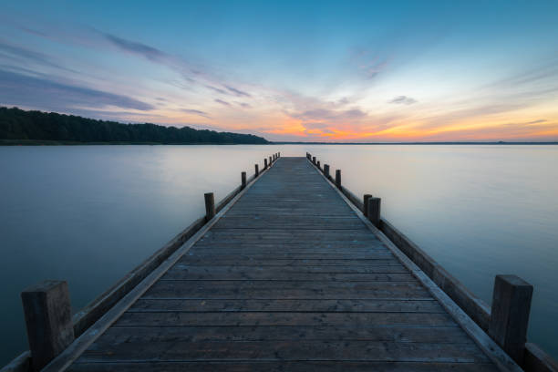 molo durante l'alba sul lago steinhude con cielo blu e alcune nuvole - steinhuder meer foto e immagini stock