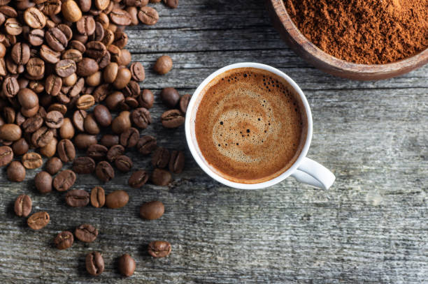 concetto di caffè turco, tazza di caffè con chicchi di caffè su sfondo di legno - coffee coffee bean coffee grinder cup foto e immagini stock
