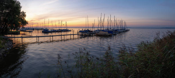 porto vele durante l'alba sul lago - steinhuder meer foto e immagini stock