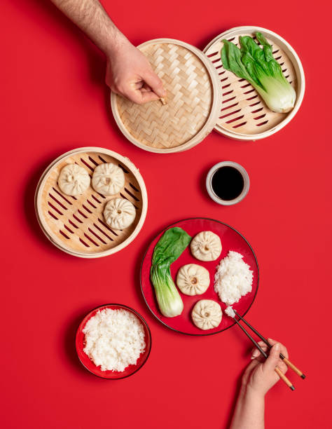 bao knödel und bok choy, flach liegen. essen traditionelle gedämpfte chinesische küche - deutsche knödel draufsicht stock-fotos und bilder