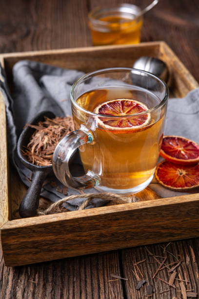 medicinal pau d'arco casca chá também conhecido como lapacho em uma xícara de vidro - quercetin - fotografias e filmes do acervo