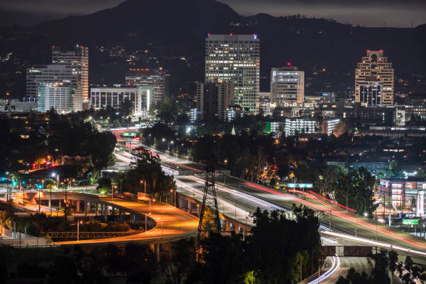 downtown glendale california e freeway night - valle-di-san-fernando foto e immagini stock