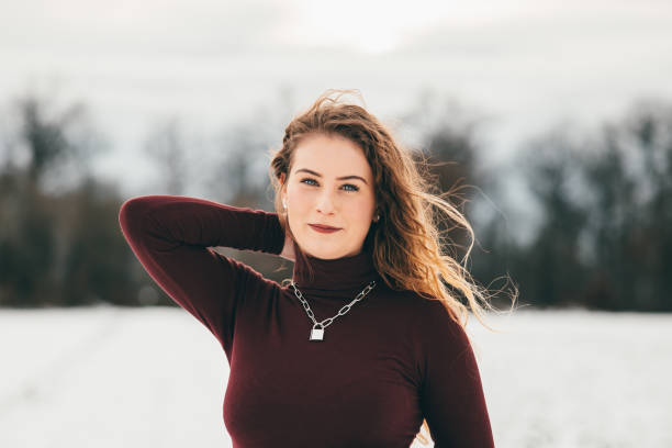 ritratto di neve invernale all'aperto della donna adolescente - necklace horizontal waist up outdoors foto e immagini stock