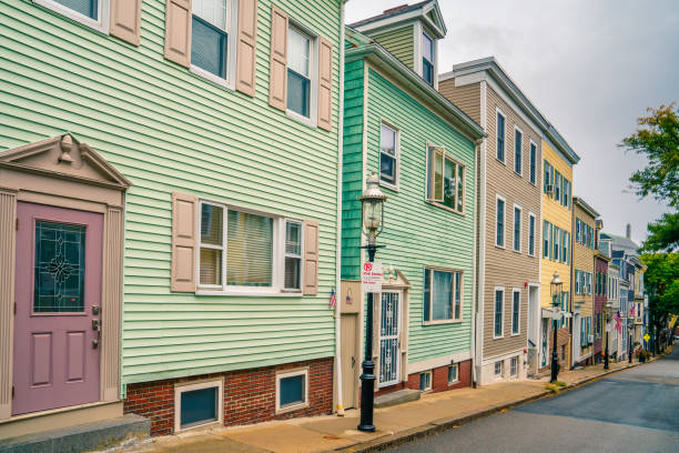 bunker hill in boston - house colonial style residential structure new england stock-fotos und bilder