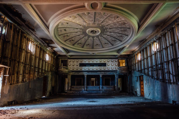 antigua sala de teatro abandonada - haunted house house spooky real estate fotografías e imágenes de stock