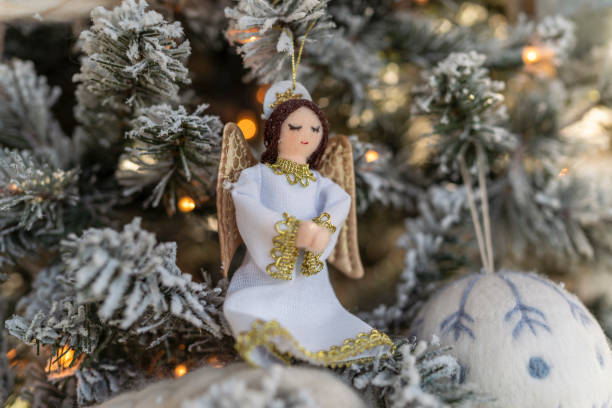 feche acima do ornamento de natal do anjo em árvore de rebanho - flocked - fotografias e filmes do acervo