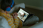 preteen-boy-mit-tablet-computer-um-online-kurs-zu-besuchen.jpg?b=1&s=170x170&k=20&c=xc7Av0KWK0kqqoXAtHyJ5YwcopL4pcTFvwvNapk6Ros=