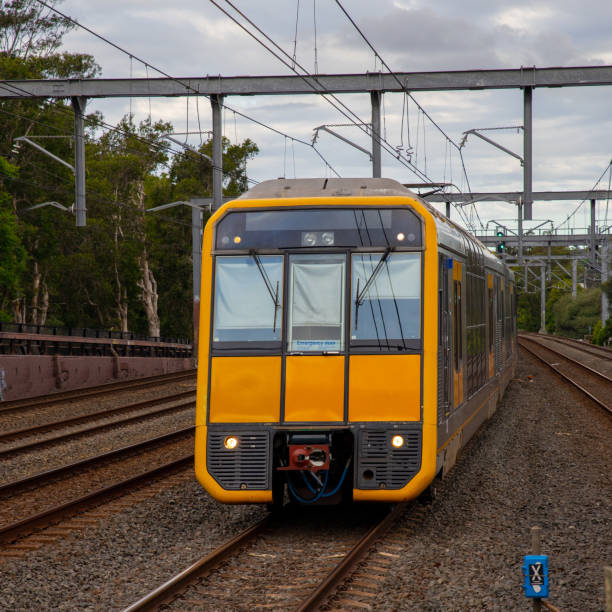 シドニーnswオーストラリアの駅を高速移動する通勤電車 - overhead cable car 写真 ストックフォトと画像