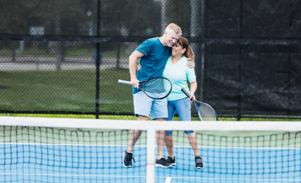 coppia che gioca a tennis, abbraccia - tennis court love victory foto e immagini stock