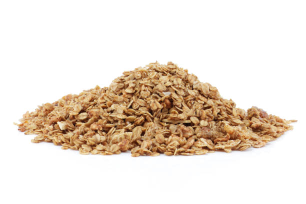 montones de granola sobre un fondo blanco - oat oatmeal isolated stack fotografías e imágenes de stock