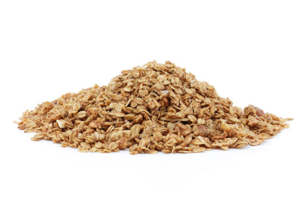 tas de granola sur un fond blanc - heap stack oat oatmeal photos et images de collection