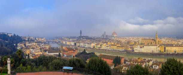 drammatica vista panoramica di firenze forma piazzale michelangelo belle arti - dramatic sky duomo santa maria del fiore piazzale michelangelo florence italy foto e immagini stock