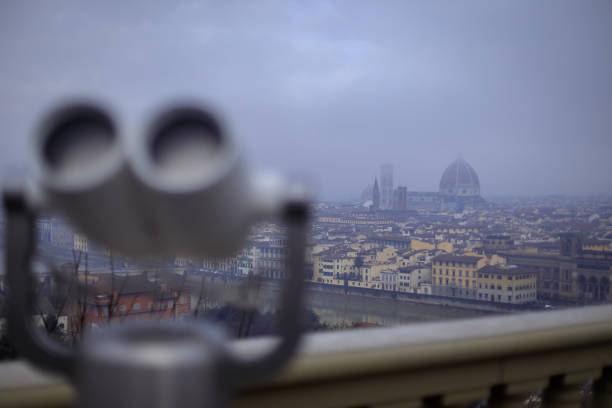 duomo firenze e binocolo da piazzale michelangelo belle arti - dramatic sky duomo santa maria del fiore piazzale michelangelo florence italy foto e immagini stock