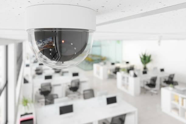 caméra de vidéosurveillance dans le bureau flou à plan ouvert. - security system security residential structure burglar alarm photos et images de collection