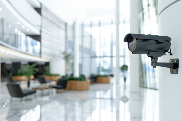 cctv-kamera in luxus-hotel-lobby, in modernen büroeingang oder in einkaufszentrum auf verschwommenen hintergrund. - überwachungskamera stock-fotos und bilder