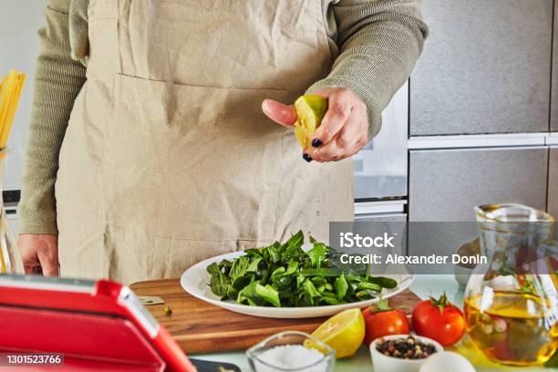 Tutorial Memasak Wanita Memasak Sesuai Tutorial Kelas Master Virtual Online Dan Melihat ...