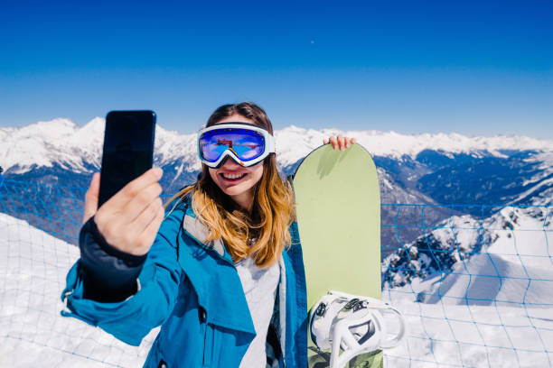 joven snowboarder mujer - snowboarding snowboard teenager red fotografías e imágenes de stock