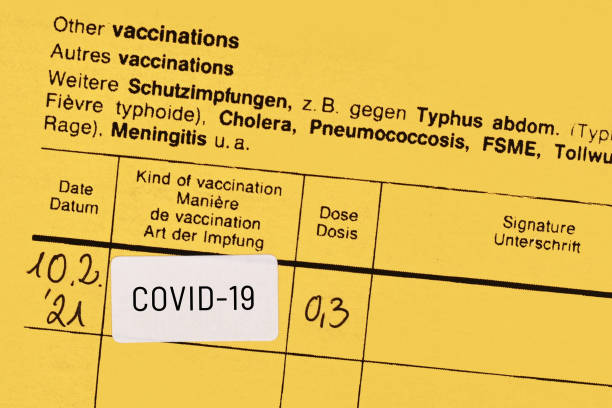 Certificate of vaccination with COVID-19 vaccine sticker Yellow international certificate of vaccination with COVID-19 vaccine sticker german language photos stock pictures, royalty-free photos & images