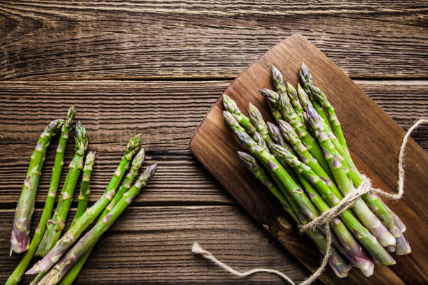 fresh organic asparagus, healthy food concept - asparagus imagens e fotografias de stock