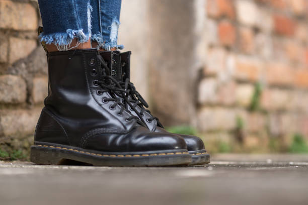 botas con cordones - combat boots fotografías e imágenes de stock