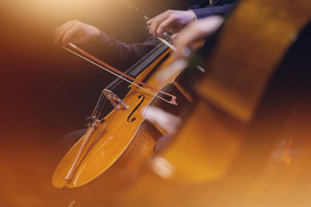 cellos en un escenario de concierto - arco equipo musical fotografías e imágenes de stock