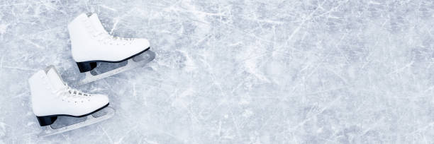 weiße weibliche figur skates auf eis hintergrund. sportzubehör für outdoor-aktivitäten in der kalten wintersaison. closeup. leerer ort für text. breites banner. ansicht von oben nach unten. - eislaufen stock-fotos und bilder