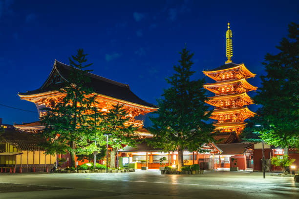 vue de nuit de sensoji, un temple bouddhiste antique - kaminarimon gate photos et images de collection