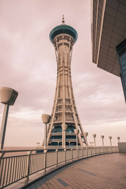 中国浙江省杭州湾橋と海の風景の観光塔 - control harbor airport tower ストックフォトと画像