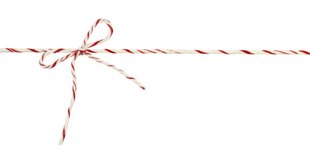 흰색과 빨간색 크리스마스 포장 로프는 흰색에 고립 된 활에 묶여 - gift ribbon straight wrapped 뉴스 사진 이미지